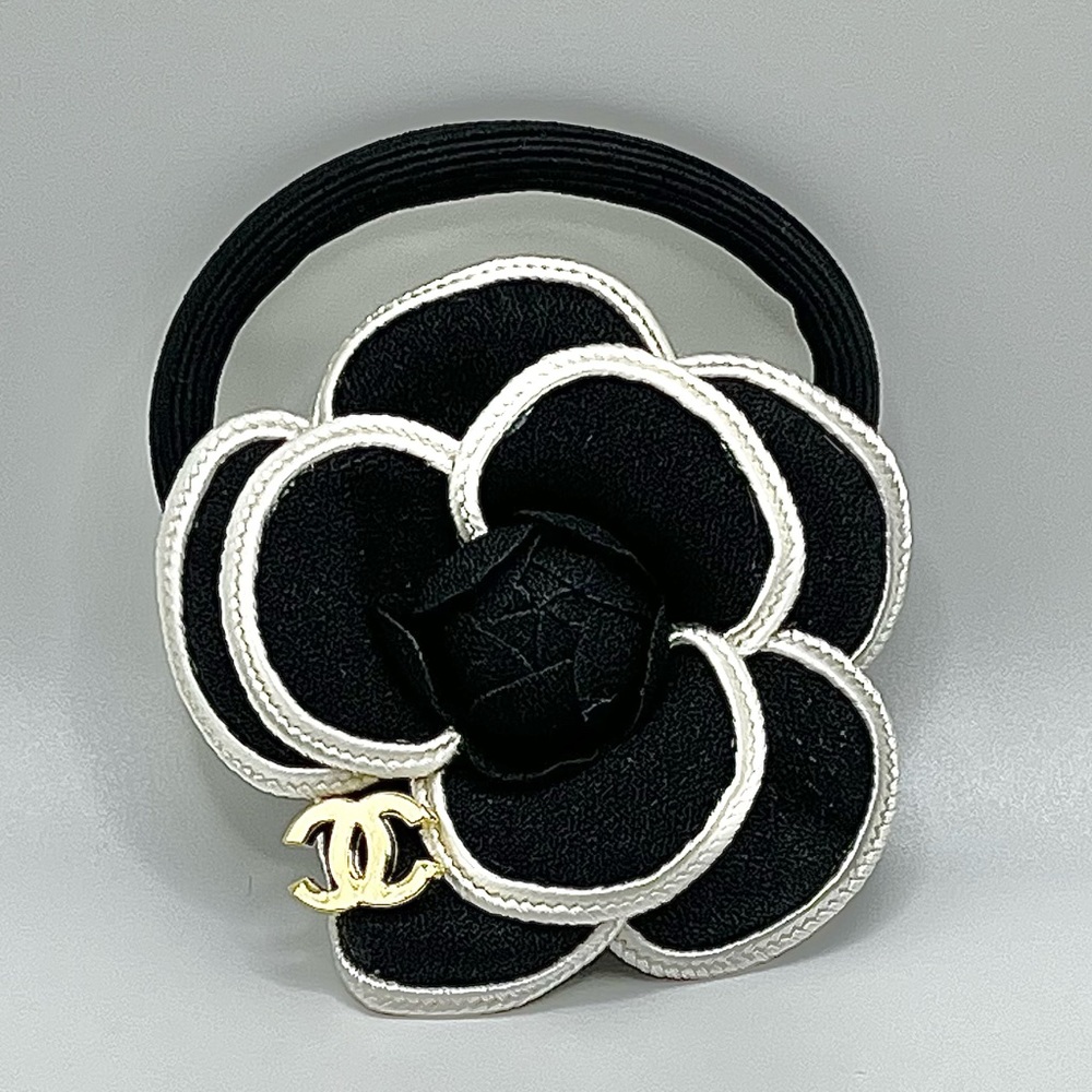 Camellia hair tie. Black and white with removable pin.